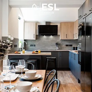 5 Bedroom Townhouse Perfectly Located 2 Mins Walk From The Train Station Holiday home